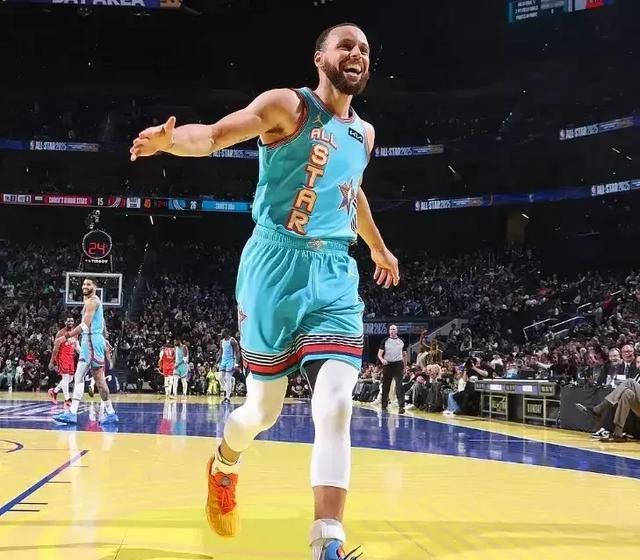 开云官方认证平台 库里迎来五赛季出色发挥，加拿大队观众热烈欢呼！